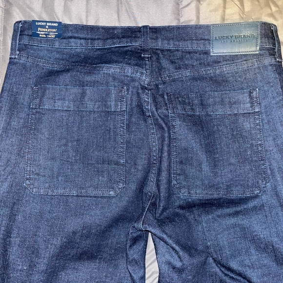 A flattering bootcut silhouette and perfect mid rise
Lucky Brand
Dark Blue Wash - Picture 2 of 3